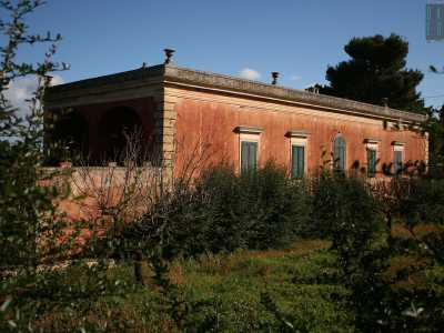 Attraverso una stradina secondaria, alle spalle di Meo Evoli, scopriamo una terza villa patrizia che non � possibile vedere dalla via principale, celata com�� da alti arbusti. Si tratta di Villa Brescia�Simone Veneziani. All�esterno si presenta molto sobria, di un colore rosso che, sbiaditosi col tempo, � finito con l�avvicinarsi sempre pi� all�arancione